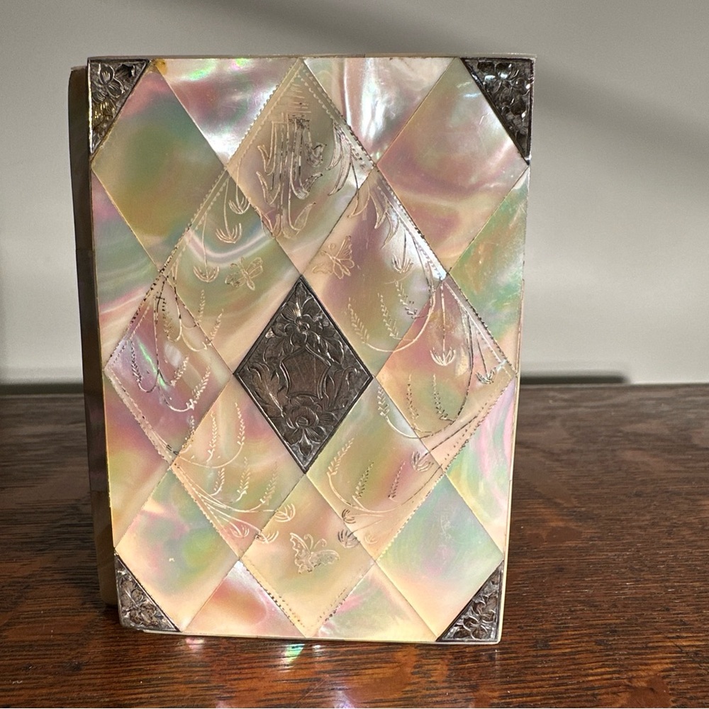 FINE VICTORIAN MOTHER OF PEARL CARD CASE, SILVER CARTOUCHE & CONCERTINA INTERIOR